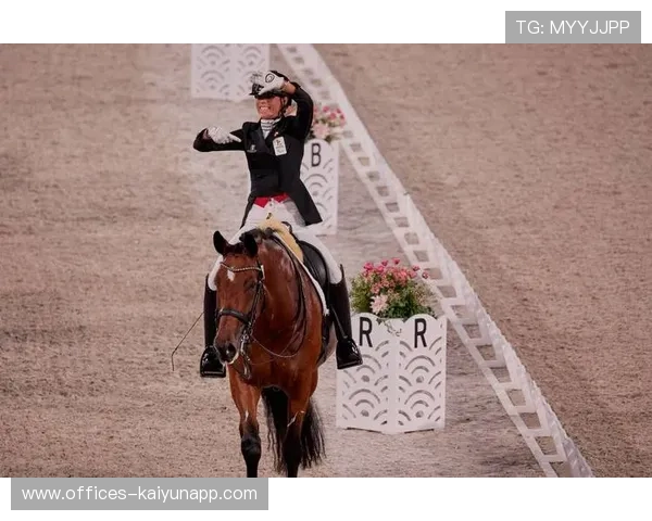 葡萄牙骑手玛丽亚·卡埃塔诺在2024年葡萄牙盛装舞步锦标赛中以“Hit Plus”马匹夺得个人赛金牌，感动全场。